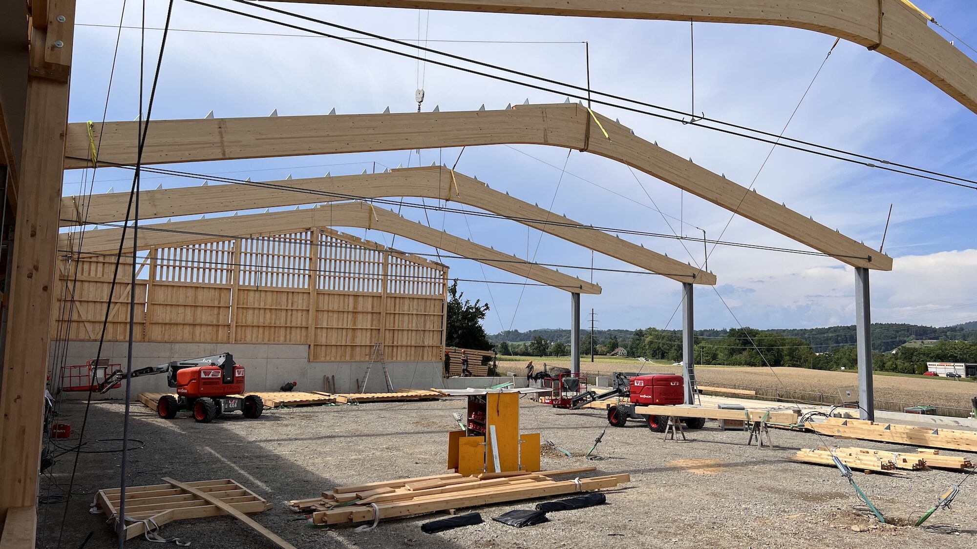 Montage der Leimbinder von der Reithalle