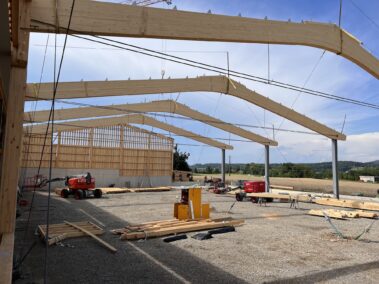 Montage der Leimbinder von der Reithalle