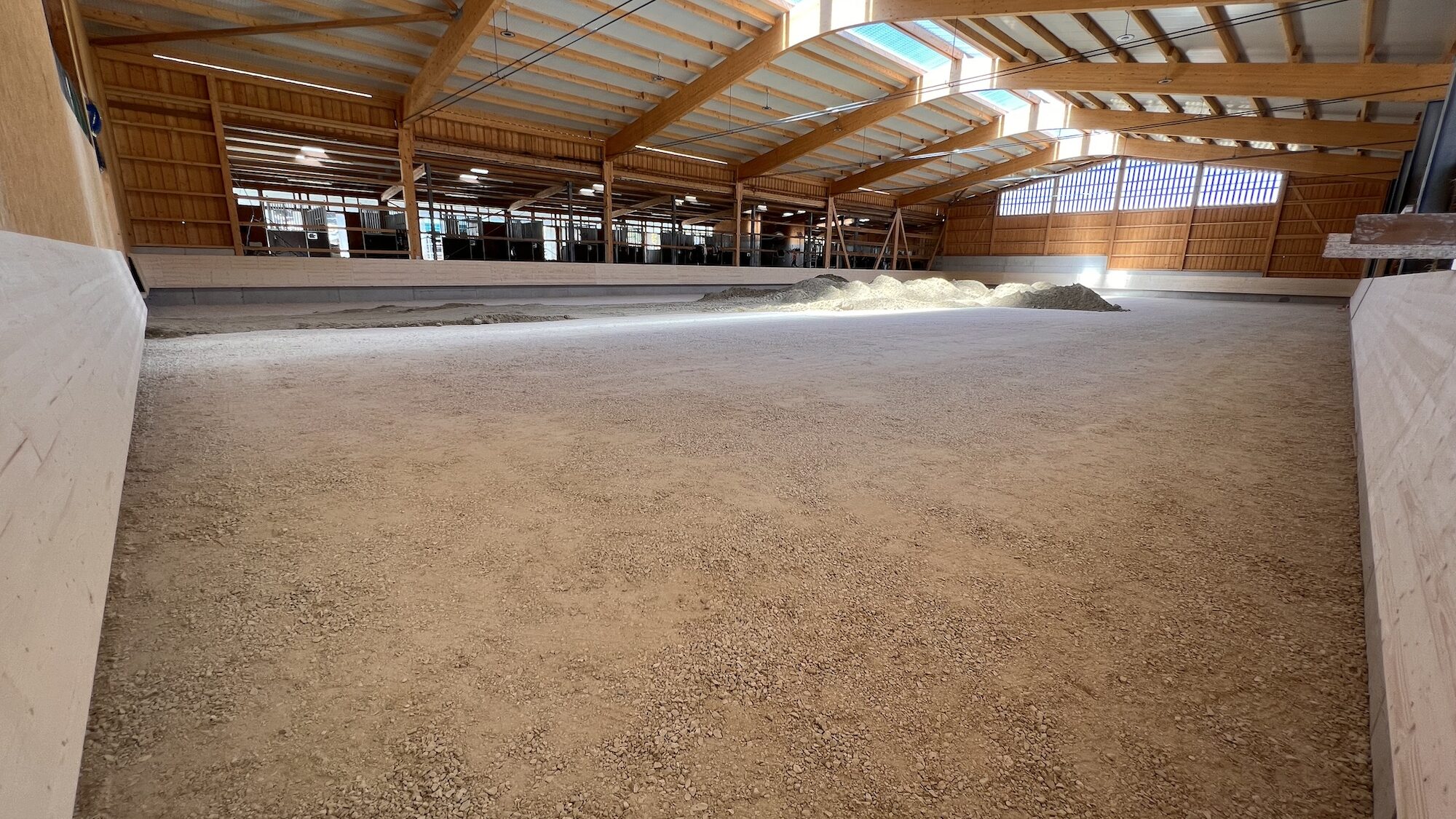 Fertige Reithalle mit Sand