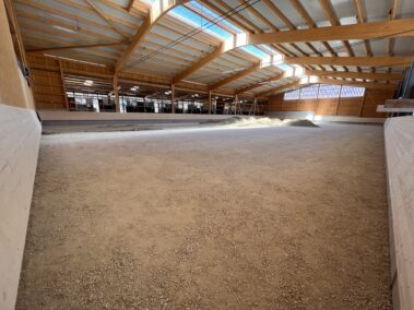 Fertige Reithalle mit Sand