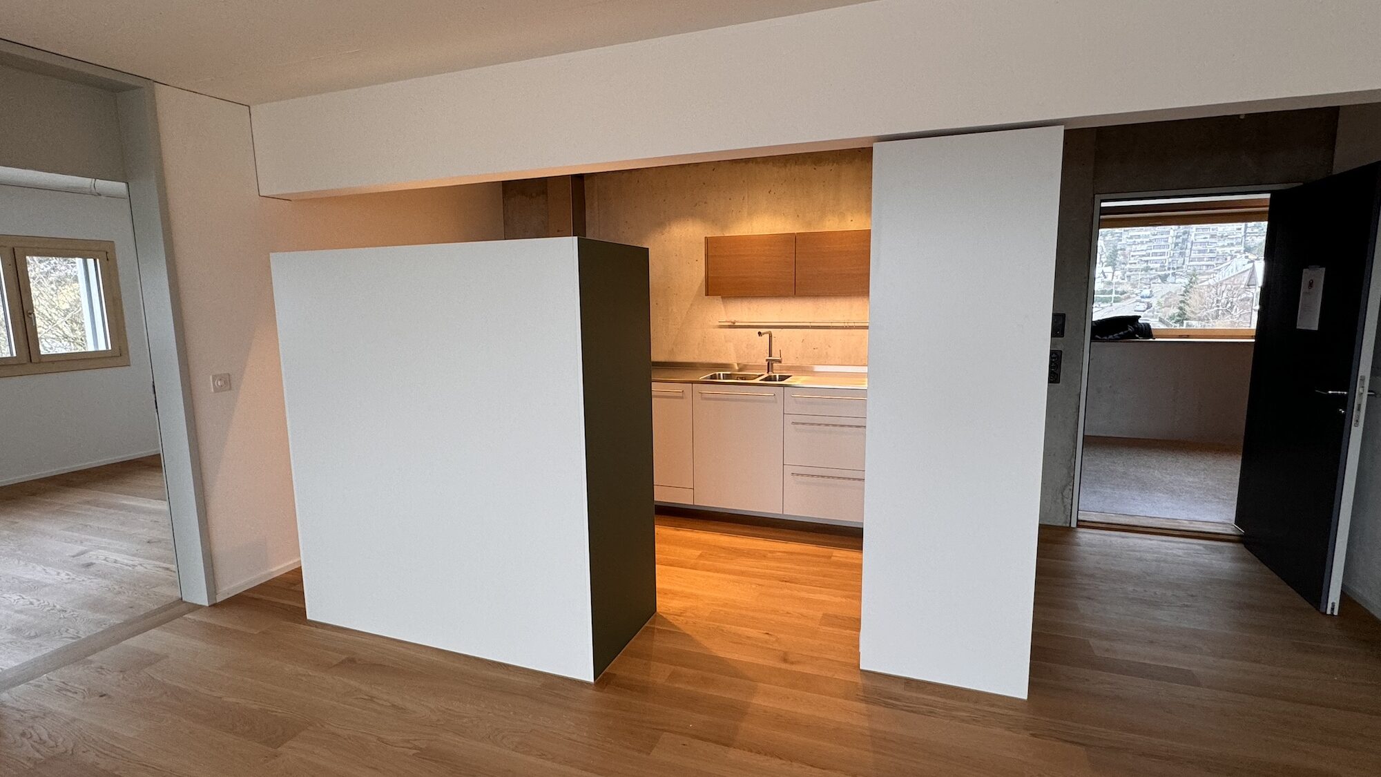 Ansicht einer Küche mit freistehendem Schrank auf Eichenparkett