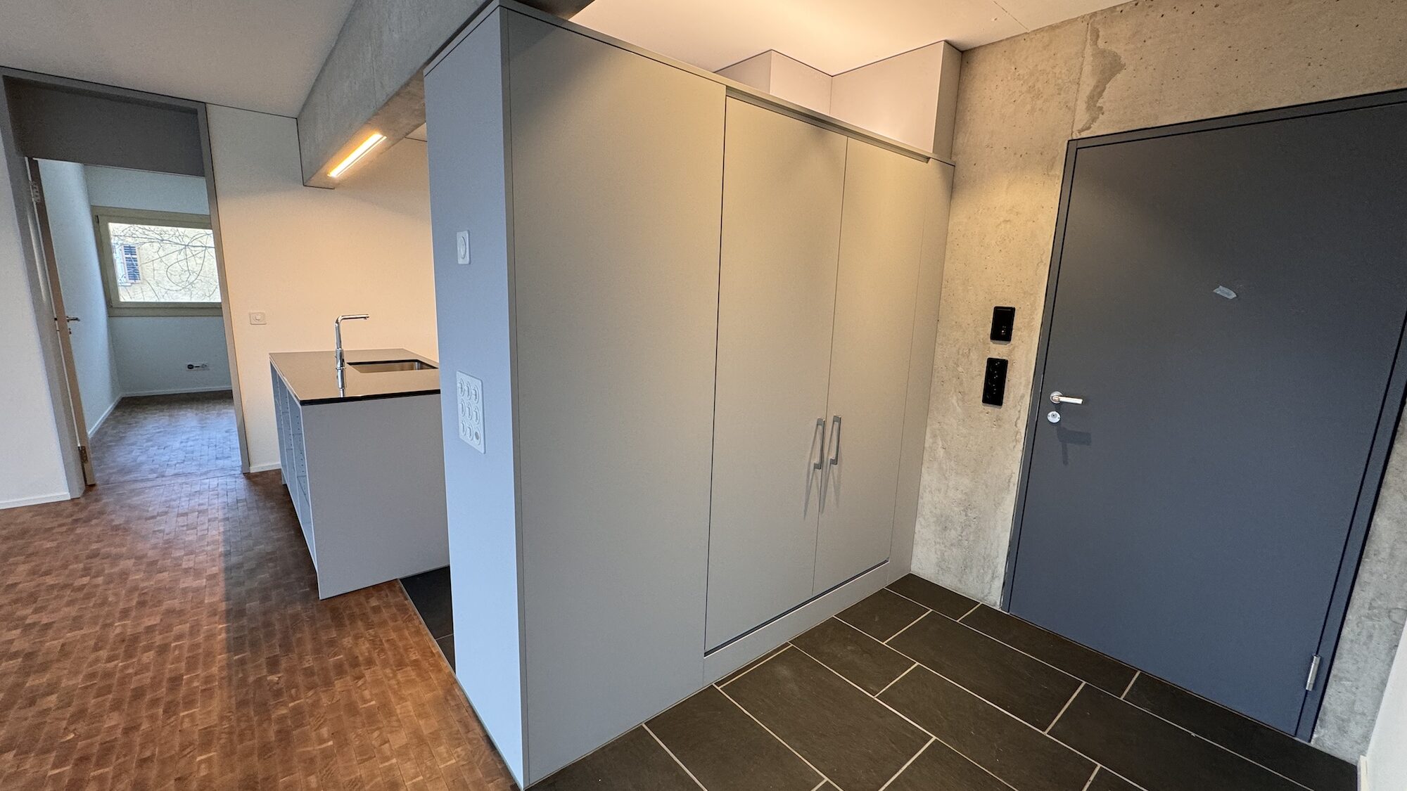 Garderobenschrank im Eingangsbereich neben der Haustüre