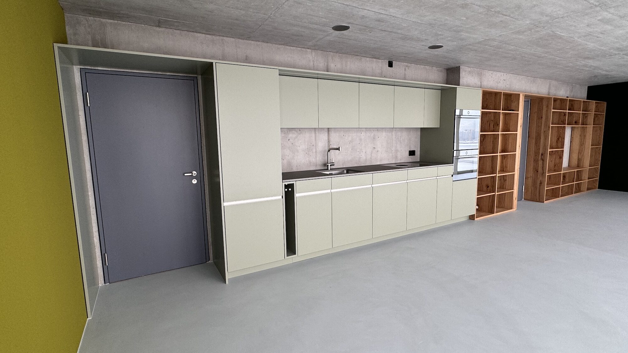 Küchenzeile mit integrierter Eingangstüre und anschliessendem Offenregal