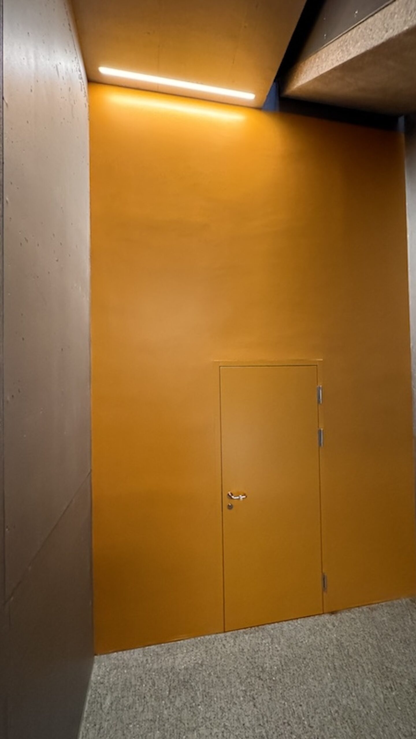 Brandschutztüre Orange mit breitem Rahmen